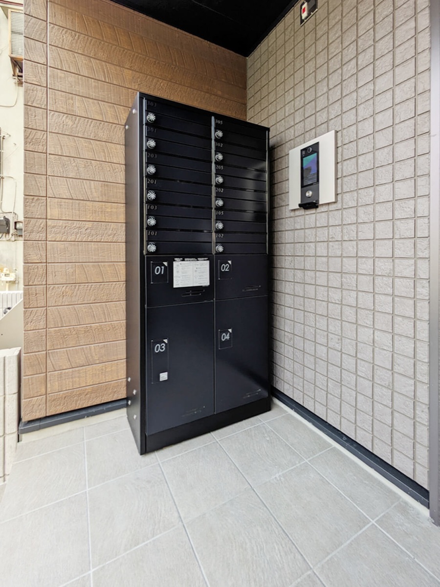 Mailboxes and delivery lockers
